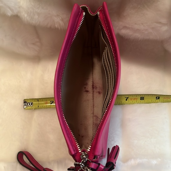 🩷COACH HOT PINK MAKEUP💄BAG. Gently used as seen. Exceptional condition. 🩷 - Picture 10 of 11